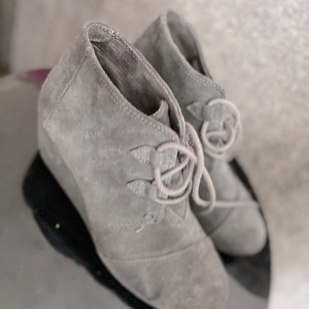 Toms wedge lace up size 9.5